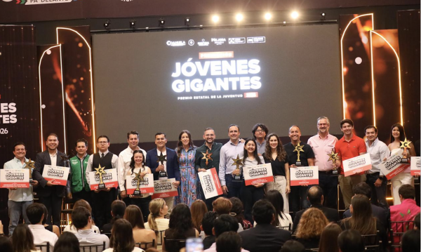 Entrega Manolo Premio Estatal de la Juventud